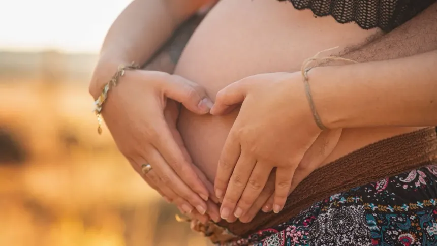 Mains formant un cœur sur un ventre de femme enceinte — Séverine Dupont, naturopathie périnatale